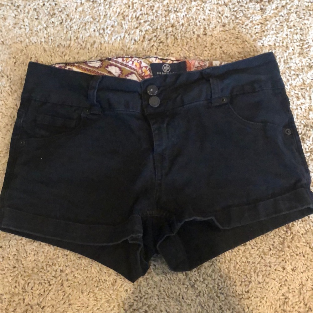 mid rise black short shorts w/ patterned interior